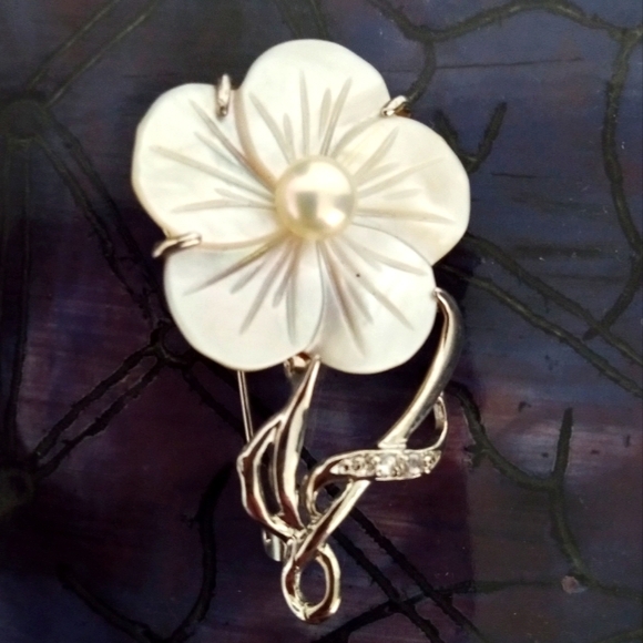 Jewelry - Beautiful pearl and sea shell flower pin (Mother of Pearl Flower)